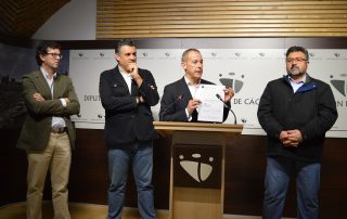 Alfredo Aguilera junto a los Diputados del PP muestran la sentencia del TSJ