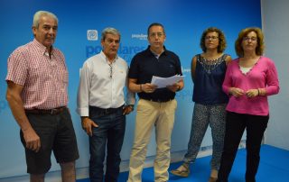 El Portavoz del PP de la provincia de Cáceres, Emilio Borrega, junto a los miembros del PP de Guadalupe