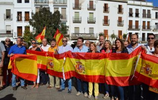 Miembros del PP acuden a la concentración convocada en apoyo a la Policía Nacional y a la Guardia Civil en Cáceres.
