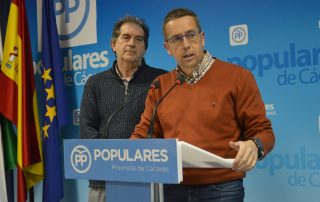 Emilio Borrega junto al Portavoz del PP en Alcuéscar, Juan Caballero