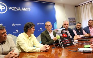 El Portavoz del PP en la Diputación de Cáceres juntos a varios Diputados provinciales