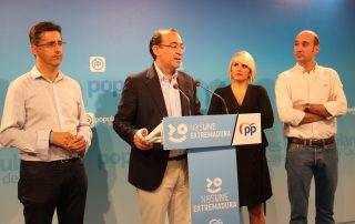El Portavoz del PP en el Ayuntamiento de Cáceres, Rafa Mateos, junto a los concejales Elena Manzano, José Ángel Sánchez Juliá y Víctor Bazo
