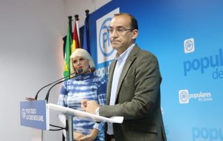 El Portavoz del PP en el Ayuntamiento de Cáceres, Rafa Mateos, junto a la concejala, Elena Manzano.