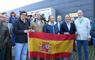 Laureano León junto a miembros del PP en la concentración de apoyo a los Cuerpos y Fuerzas de Seguridad de Estado