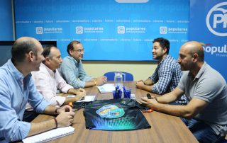 León, Mateos y Sánchez Juliá con representates de Jusapol