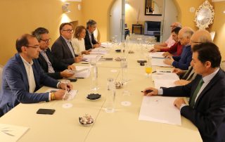 Miembros del PP junto a colectivos a favor del aeródromo en Cáceres