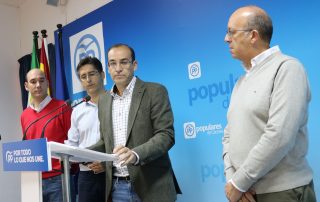 Rafa Mateos junto a concejales del PP en el Ayuntamiento de Cáceres