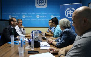 Rafa Mateos y Carlos Floriano junto a la Agrupación Vecinal de Cáceres