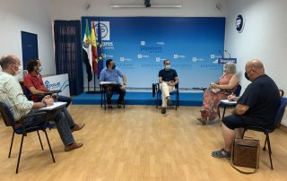 MATEOS, SÁNCHEZ JULIÁ JUNTO A LOS MIEMBROS DE LA AGRUPACIÓN VECINAL DE CÁCERES