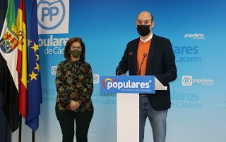 El Portavoz del PP en la Diputación de Cáceres junto a la Diputada, Paloma López.
