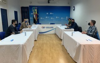 Rafa Mateos, Elena Manzano y Víctor Bazo junto a representantes hosteleros de ACABARES