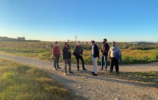 Rafa Mateos y Domingo Expósito con los miembros de la A. Vecinos de Cáceres el Viejo