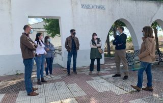 Rafa Mateos, Víctor Bazo y J. A. Sánchez Juliá junto a la Asociación de Vecinos