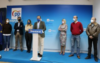 Rafa Mateos junto a los concejales del PP de Cáceres