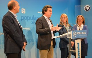 Miguel Cantero, Elena Nevado, Domingo Expósito y Mº Soledad Corrales, en la presentación de la Ponencia Económica y Política Social