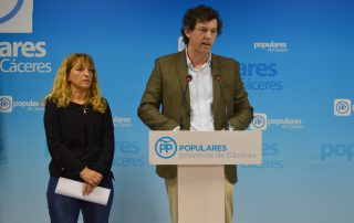 Juan Luís Rodríguez junto a Valentina Jiménez, Alcaldesa de Torre de Don Miguel