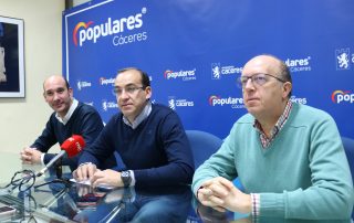 Rafa Mateos junto a Domingo Expósito y J. Ángel Sánchez Juliá