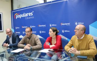 Rafa Mateos junto a los concejales del PP