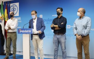 Rafa Mateos junto a los concejales del PP