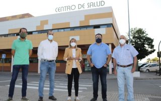 NEVADO Y MATEOS JUNTO A MIEMBROS DE LA AAVV CÁCERES