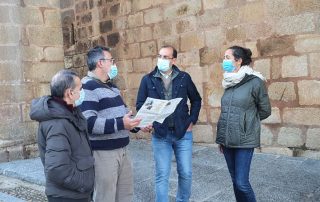 Rafa Mateos junto a los miembros de la AAVV Ciudad Monumental