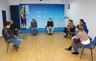 Rafa Mateos y José A. Sánchez junto a hosteleros cacereños