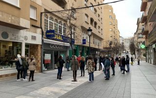 Rafa Mateos y Víctor Bazo con comerciantes de Cáceres