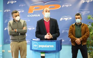 Diputados del PP en Coria junto al Alcalde
