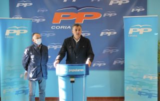 Ballestero junto a León en rueda de prensa