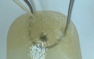 Muestra del estado del agua que llega a los domicilios