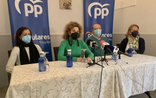 La Portavoz del PP en Trujillo junto a los concejales
