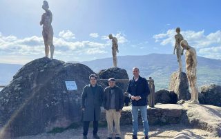 Los Diputados provinciales, José A. Sánchez Juliá y Óscar Mateos, junto al Alcalde de El Torno, Julián Elizo